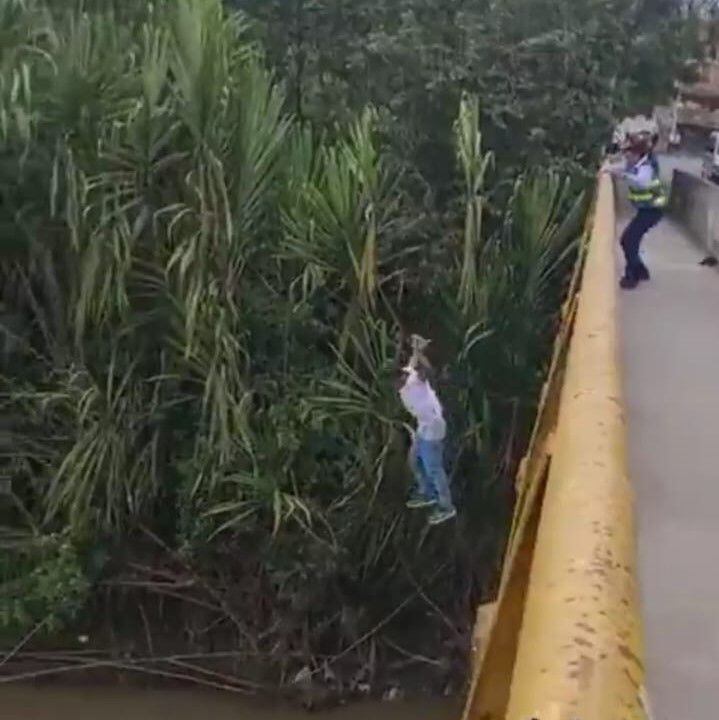 Hombre se lanza al río Cauca en Cartago, Valle, para evitar recibir un comparendo.