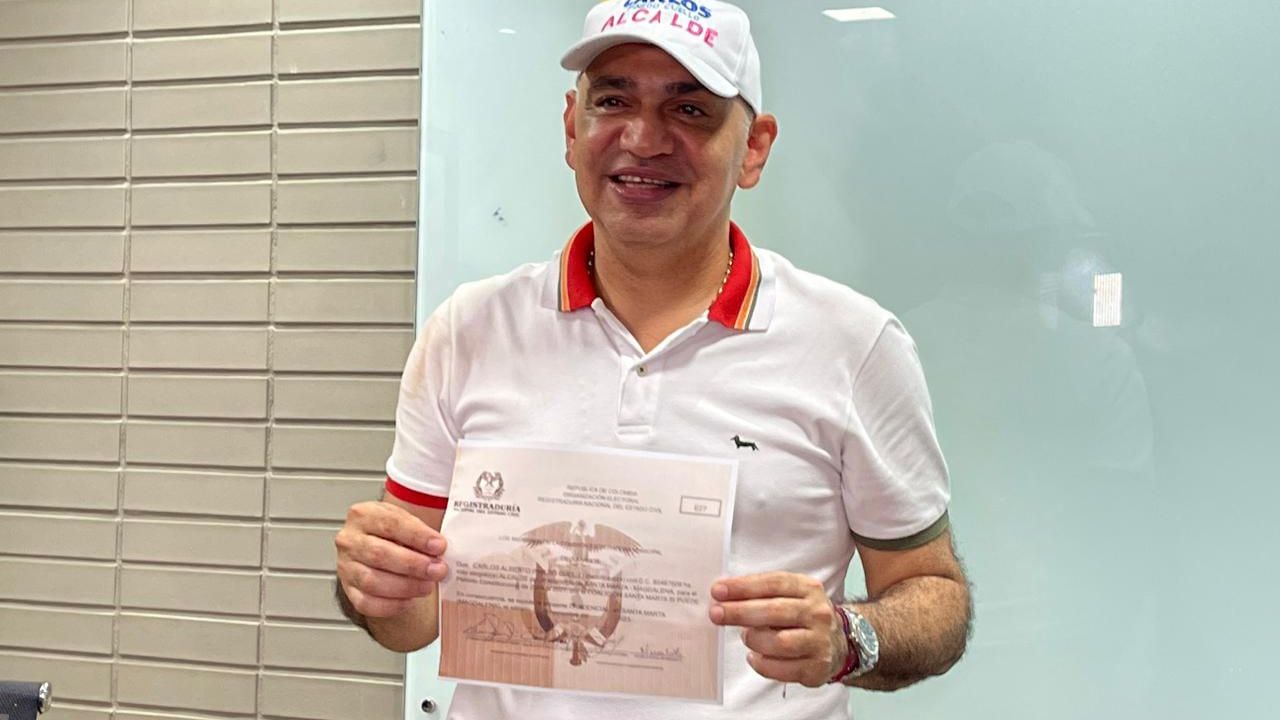 Carlos Pinedo posa con la credencial que lo ratifica como el nuevo alcalde de Santa Marta