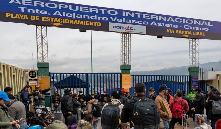 El aeropuerto de Cusco tuvo que ser cerrado debido a las manifestaciones que se llevan a cabo en diferentes ciudades de Perú