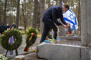 El ministro de Relaciones Exteriores, Gabrielius Landsbergis, enciende velas a los sobrevivientes del Holocausto en el monumento de Paneriai durante la ceremonia que marca el Día de Conmemoración del Holocausto anual en Vilnius, Lituania, el jueves 8 de abril de 2021. El Holocausto resultó en el exterminio de más del 90 por ciento de los 200.000 judíos de Lituania por parte de los nazis y sus colaboradores locales. Foto: AP / Mindaugas Kulbis.