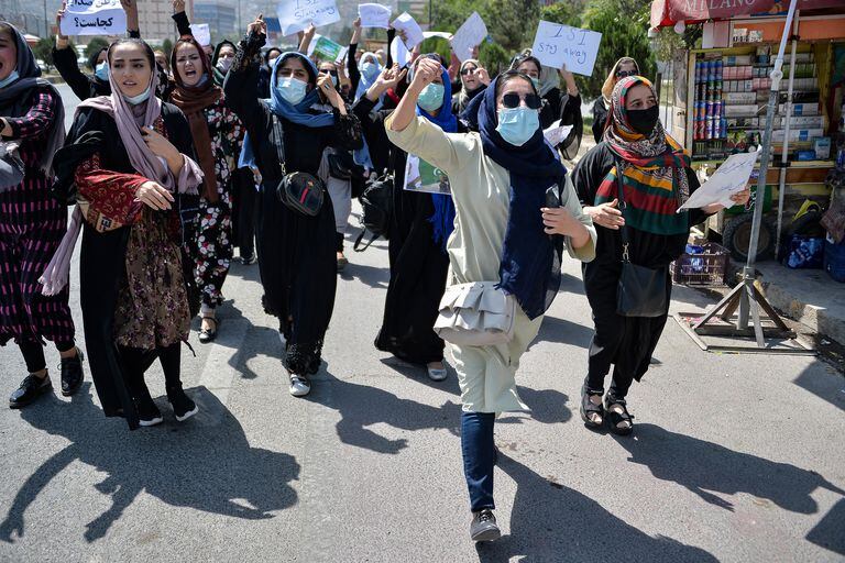 Mujeres afganas gritan consignas durante una manifestación de protesta contra Pakistán, cerca de la embajada de Pakistán en Kabul el 7 de septiembre de 2021. - El 7 de septiembre de 2021, los talibanes dispararon al aire para dispersar a las multitudes que se habían reunido para una manifestación contra Pakistán en la capital, la última protesta desde que el movimiento islamista de línea dura llegó al poder el mes pasado. (Foto de Hoshang Hashimi / AFP)