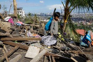 Cinco millones de personas se han quedado sin corriente eléctrica en todo el país debido al paso del tifón.