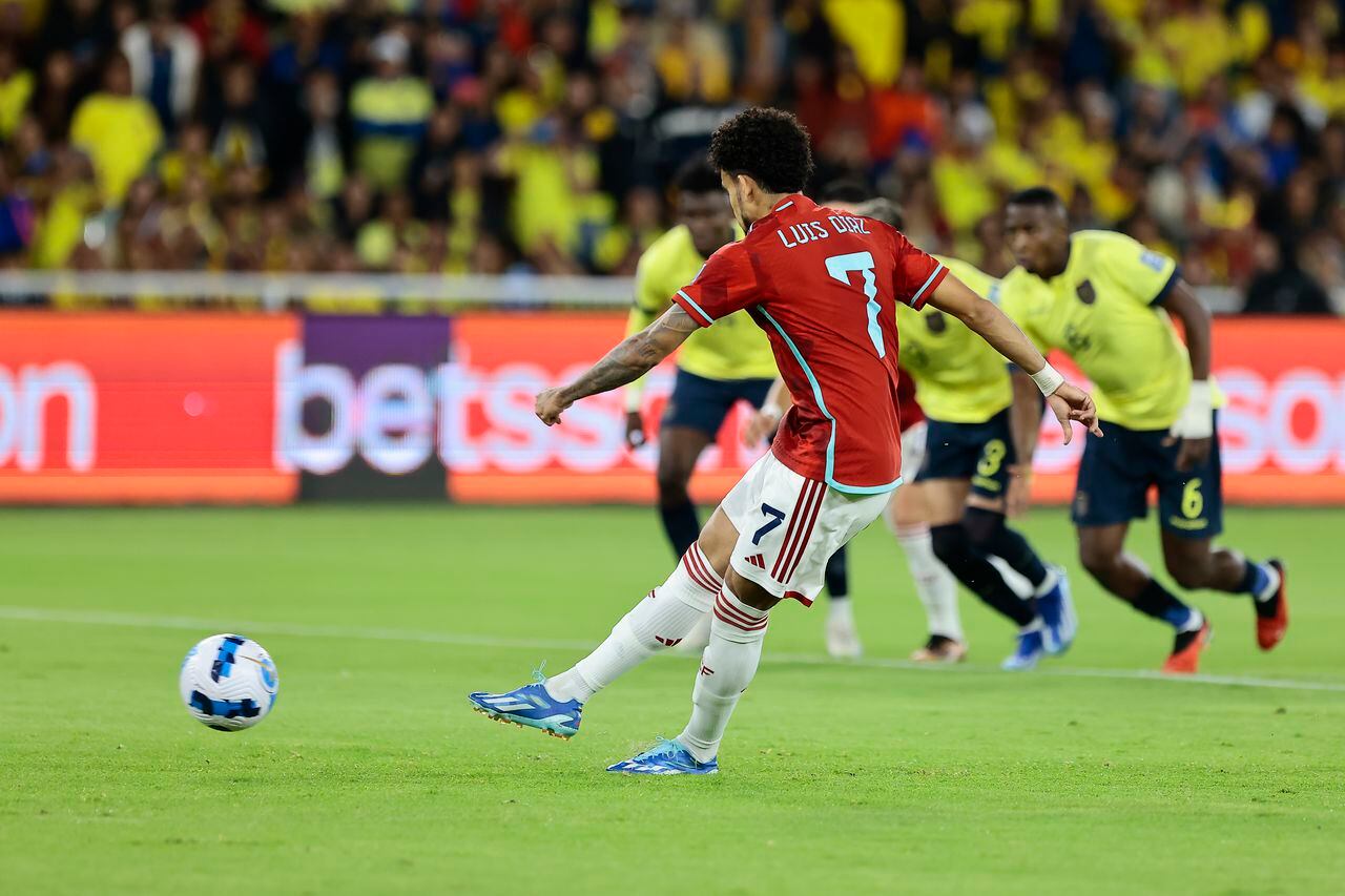 QUITO, ECUADOR - OCTOBER 17: Luis Diaz of Colombia kick and miss the penalty during a FIFA World Cup 2026 Qualifier match between Ecuador and Colombia at Rodrigo Paz Delgado Stadium on October 17, 2023 in Quito, Ecuador. (Photo by Franklin Jacome/Getty Images)
