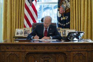Presidente Joe Biden firmando una serie de órdenes ejecutivas sobre atención médica, en la oficina Oval de la Casa Blanca en Washington. (AP Foto/Evan Vucci, Archivo)