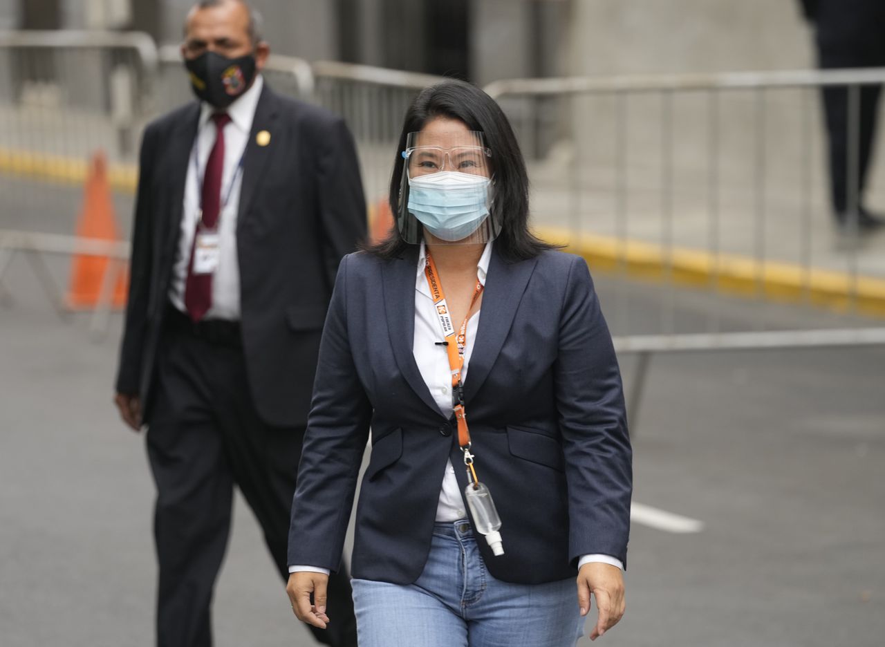 Fujimori seguirá libre pero no se podrá reunir con sus colaboradores, según decreto del juez