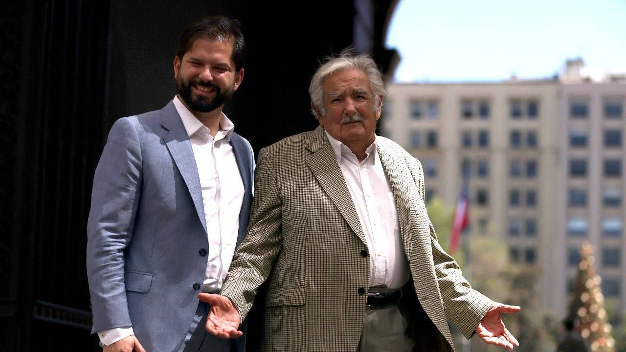 La reunión entre el presidente de Chile, Gabriel Boric, y el exmandatario uruguayo, Pepe Mujica, se realizó en el Palacio de la Moneda.