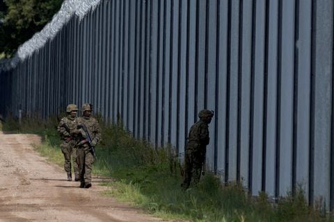 Soldados polacos patrullan a lo largo de la valla fronteriza en la frontera entre Polonia y Bielorrusia en Usnarz Gorny, Polonia, el 30 de agosto de 2023.