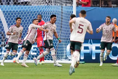 Jesús Gallardo de México, centro, celebra después de anotar contra Panamá durante la primera mitad de un partido de fútbol de la Liga de Naciones CONCACAF por el tercer lugar el domingo 18 de junio de 2023 en Las Vegas. (Foto AP/John Locher)