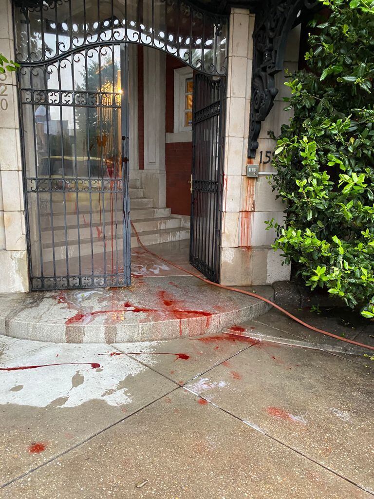 La casa del embajador de Colombia en Washington fue vandalizada con pintura.