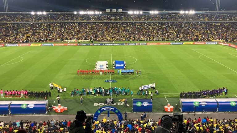 Estadio El Campín en el duelo entre Colombia y Uruguay.