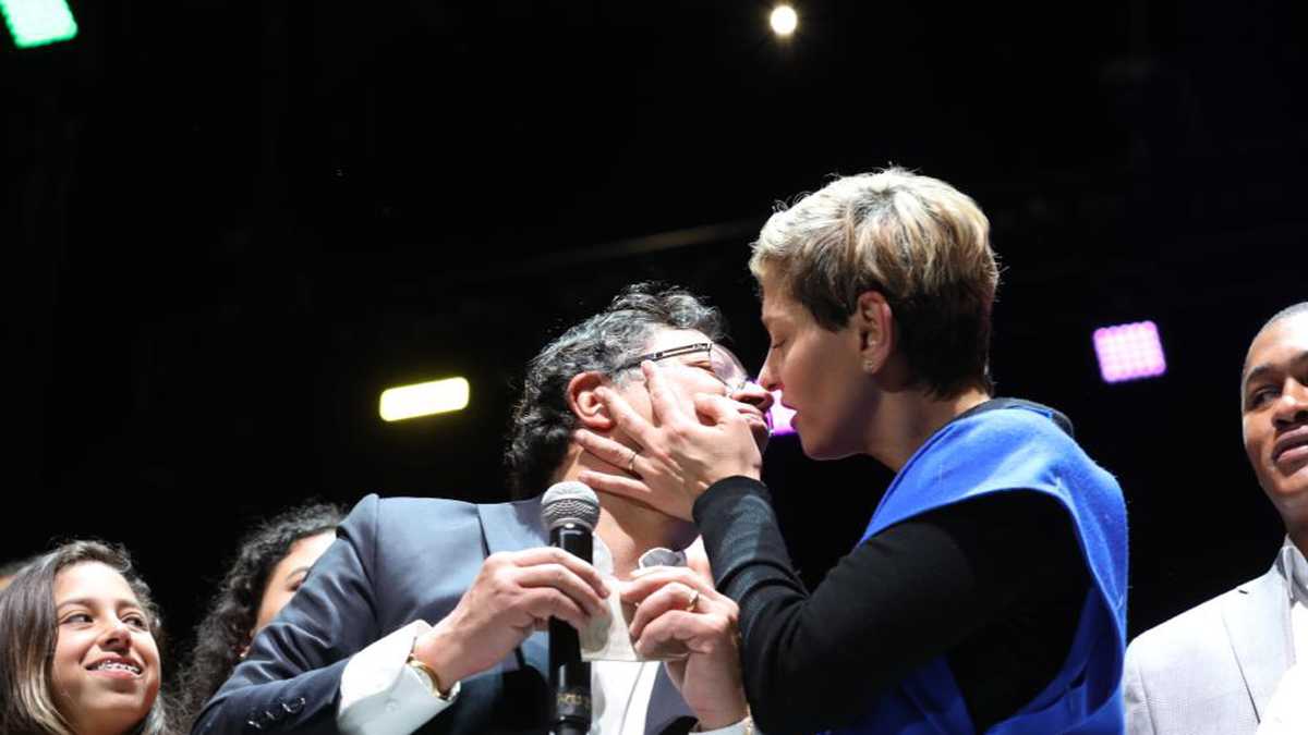 Celebración del triunfo de Gustavo Petro en Movistar Arena con Veronica Alcocer