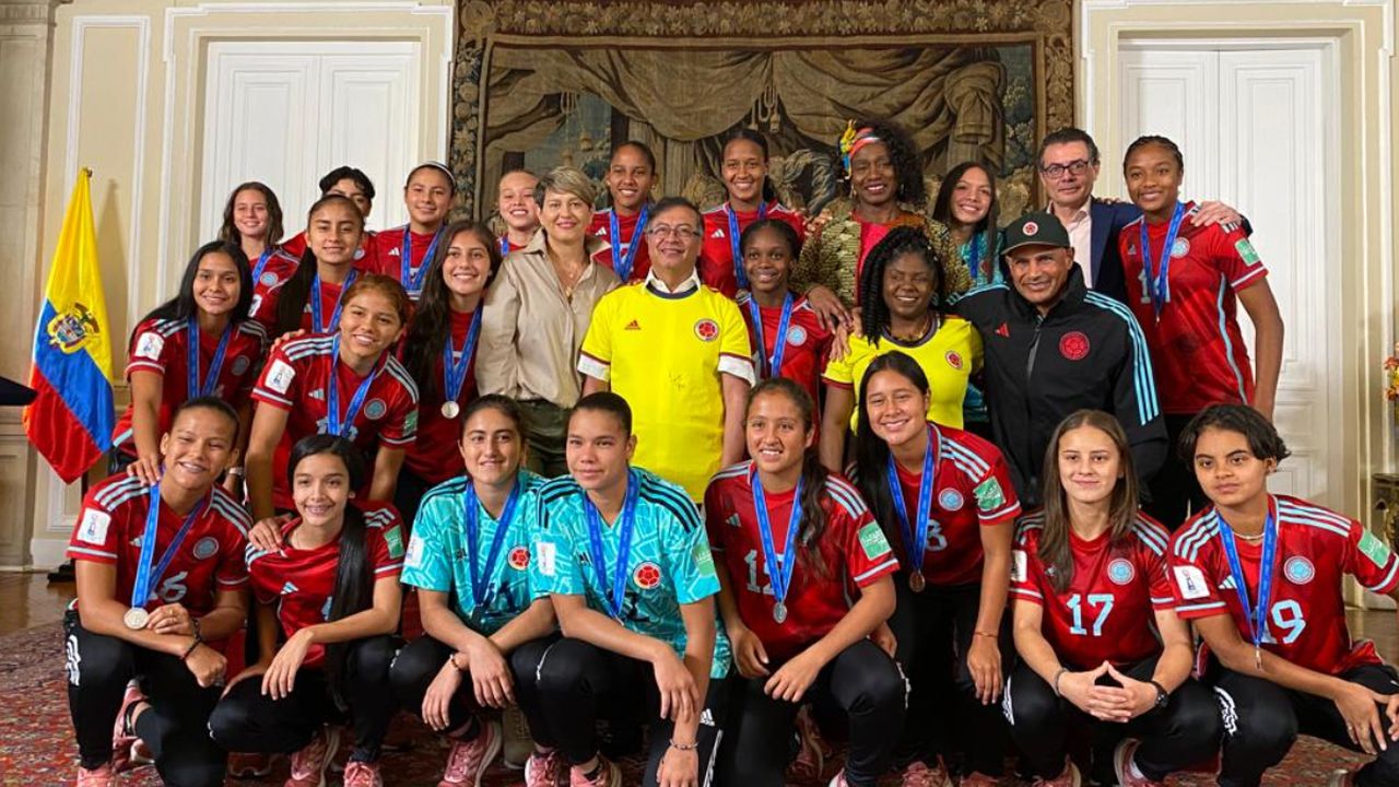 Gustavo Petro, Selección Colombia femenina sub-17. Foto: Twitter Ministerio del Deporte (@MinDeporteCol).