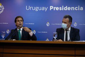 Presidente de Uruguay Luis Lacalle Pou y  Daniel Salinas. (Photo by Pablo PORCIUNCULA / AFP)