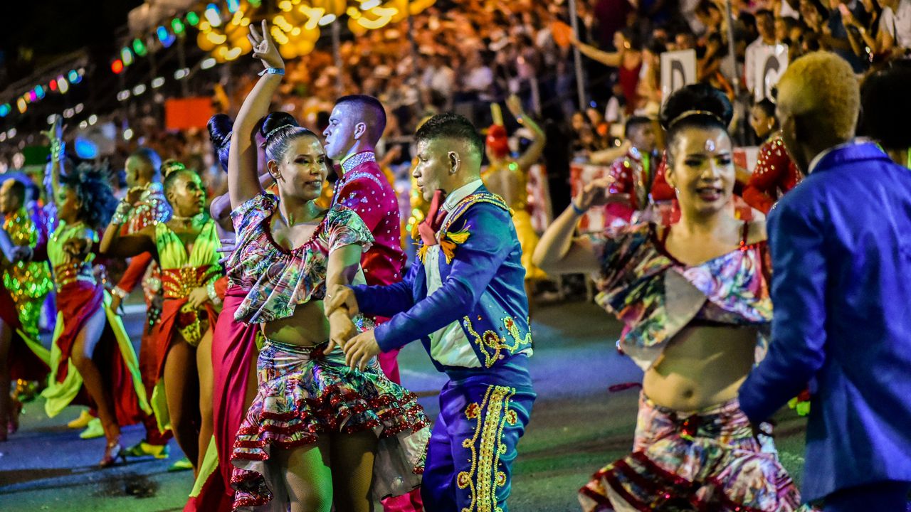 El Salsódromo celebra 15 años con el despliegue del talento de más de dos mil bailarines de las escuelas de salsa caleñas.