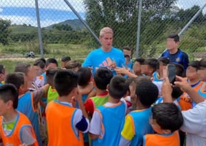 James visitó a un grupo de niños futbolistas del Carmen de Viboral, Antioquia.