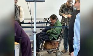 El expresidente peruano Alejandro Toledo llegó al aeropuerto de San Francisco, Estados Unidos, en silla de ruedas.