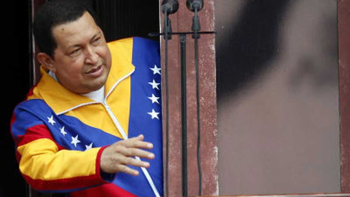 El presidente venezolano, Hugo Chávez, saludó el sábado a la concurrencia en el balcón del pueblo del Palacio de Miraflores en Caracas.