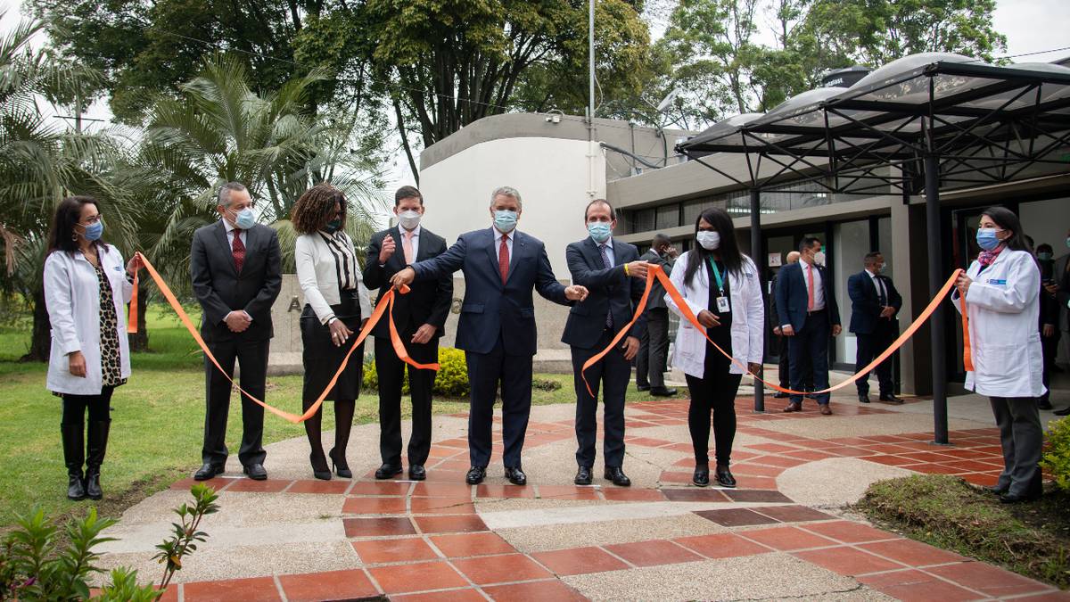 Iván Duque presidente de Colombia en el Laboratorio de Control al Dopaje
