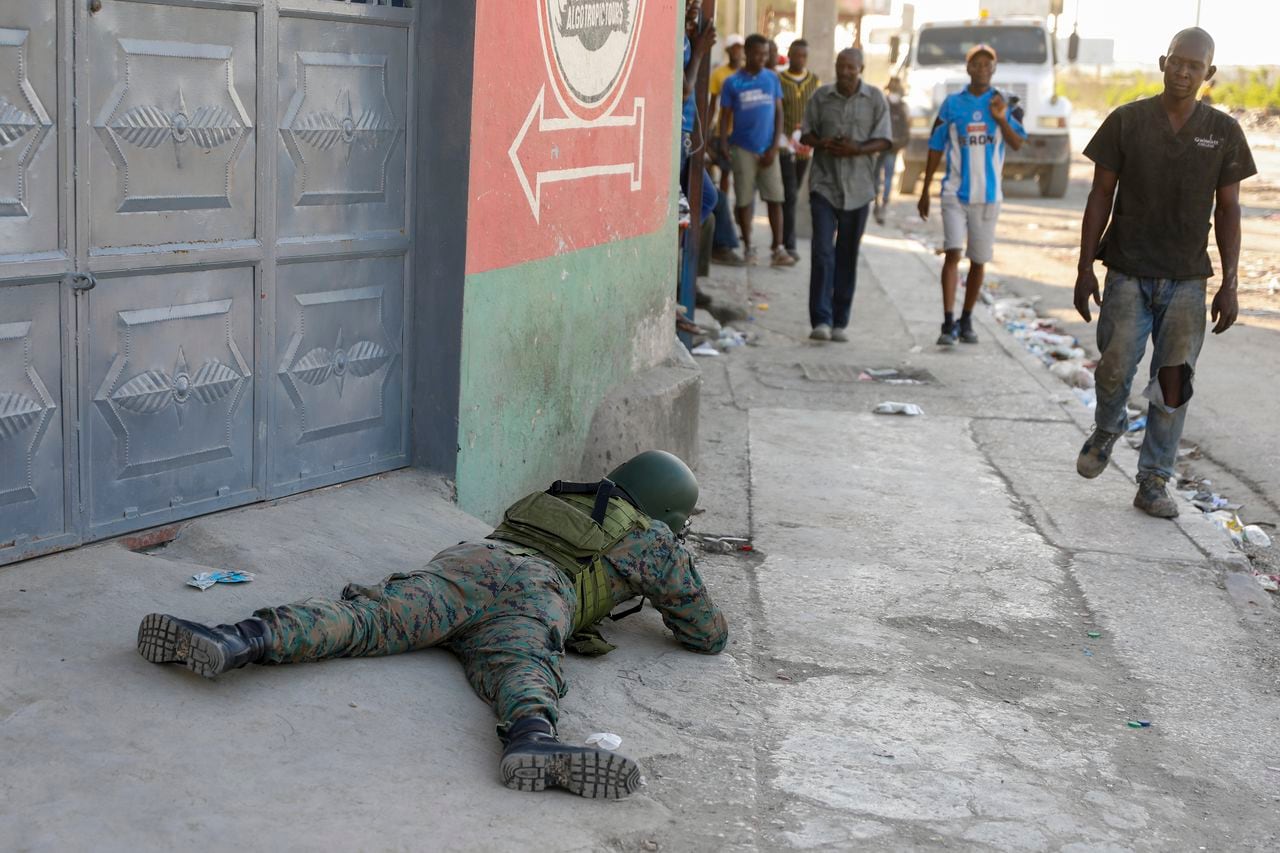 Un peatón pasó junto a un soldado que custodiaba el área del aeropuerto internacional en Puerto Príncipe, Haití, el lunes 4 de marzo de 2024.