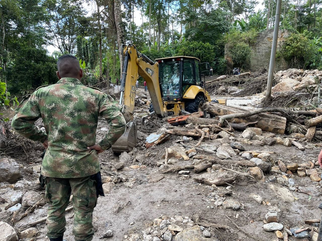 En Viotá continúan las labores de rescate y remoción de escombros.
