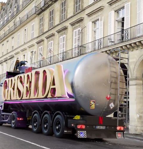 Este camión recorre las calles de París.