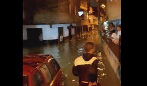 Reportan tremendas inundaciones en el barrio Sinaí.