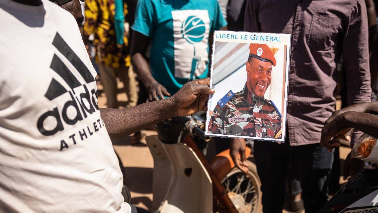 Manifestantes de Burkina Faso piden la liberación de su presidente.