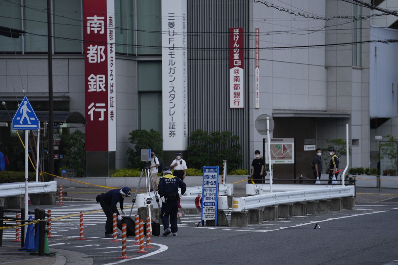 Investigadores policiales trabajan en la escena donde le dispararon al ex primer ministro japonés Shinzo Abe, mientras pronunciaba su discurso para apoyar al candidato del Partido Liberal Democrático durante una campaña electoral en Nara, oeste de Japón.