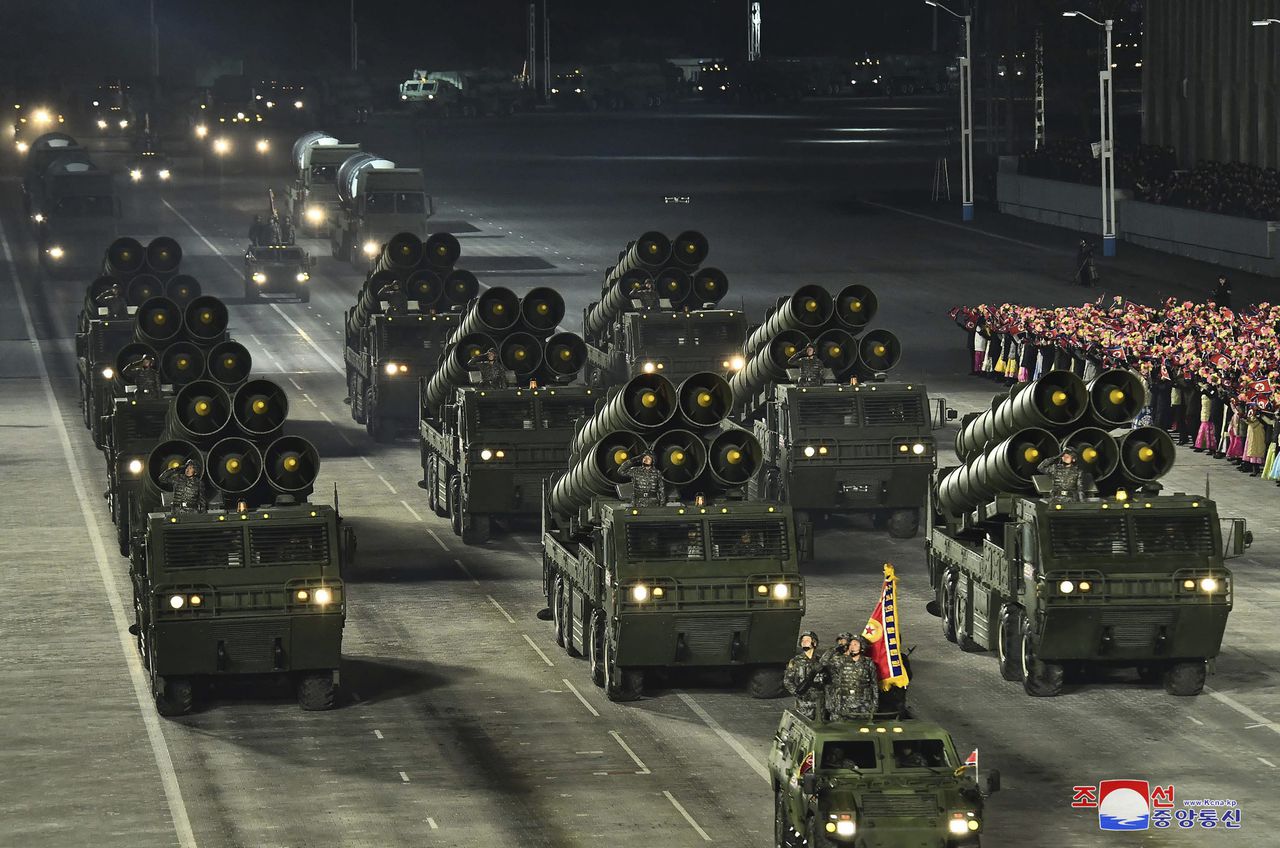 La semana pasada, Corea del Sur, Estados Unidos y Japón condenaron de forma contundente lo que calificaron como el suministro de municiones y equipos militares norcoreanos a Rusia, alegando que estos envíos incrementan considerablemente el costo humano de la guerra rusa en Ucrania.