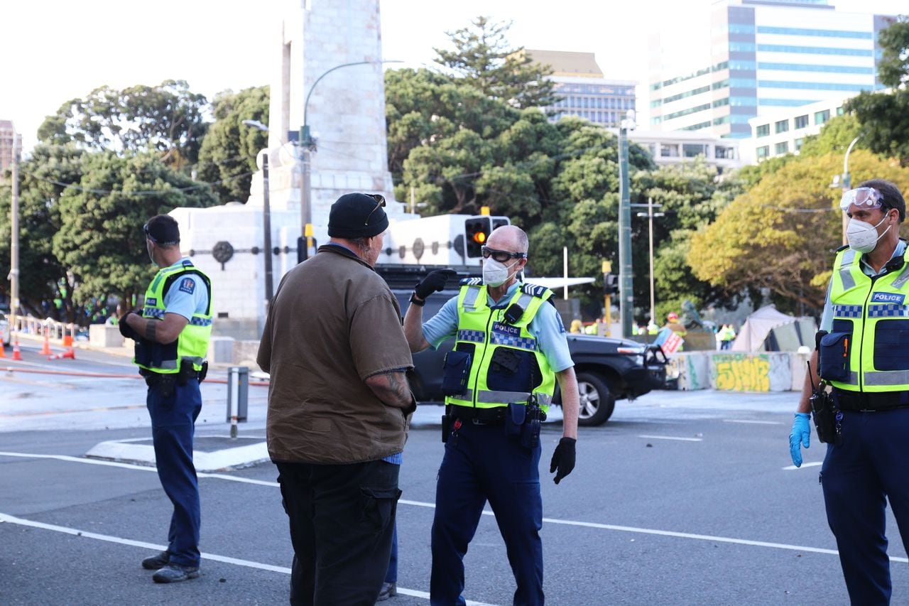 Oficiales de policía bloquean Lambton Quay y las calles alrededor del Parlamento y la Universidad Victoria después de que la policía antidisturbios se movilizara para disolver la ocupación de los terrenos del Parlamento y las calles aledañas el 2 de marzo de 2022 en Wellington