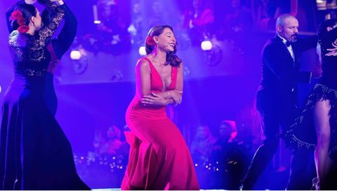 Con un vestido rojo y acompañada de bailarines de tango, la ‘diva de Colombia’, regresó a la música 30 años después.