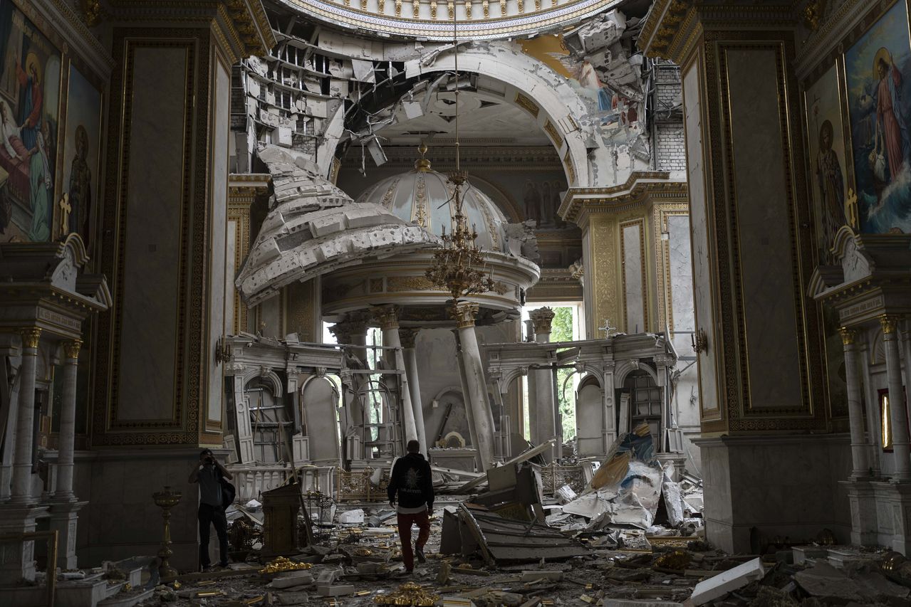 El personal de la iglesia inspecciona los daños dentro de la Catedral de la Transfiguración de Odesa en Odesa, Ucrania, el domingo 23 de julio de 2023