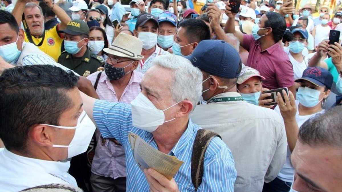 Álvaro Uribe en una de sus más recientes giras por el país