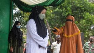 Una residente de la provincia indonesia de Aceh, donde junto a las leyes nacionales se aplica además la ley islámica, recibió este jueves un centenar de golpes de vara en la espalda como castigo tras confesar haber tenido relaciones sexuales fuera de su matrimonio.
