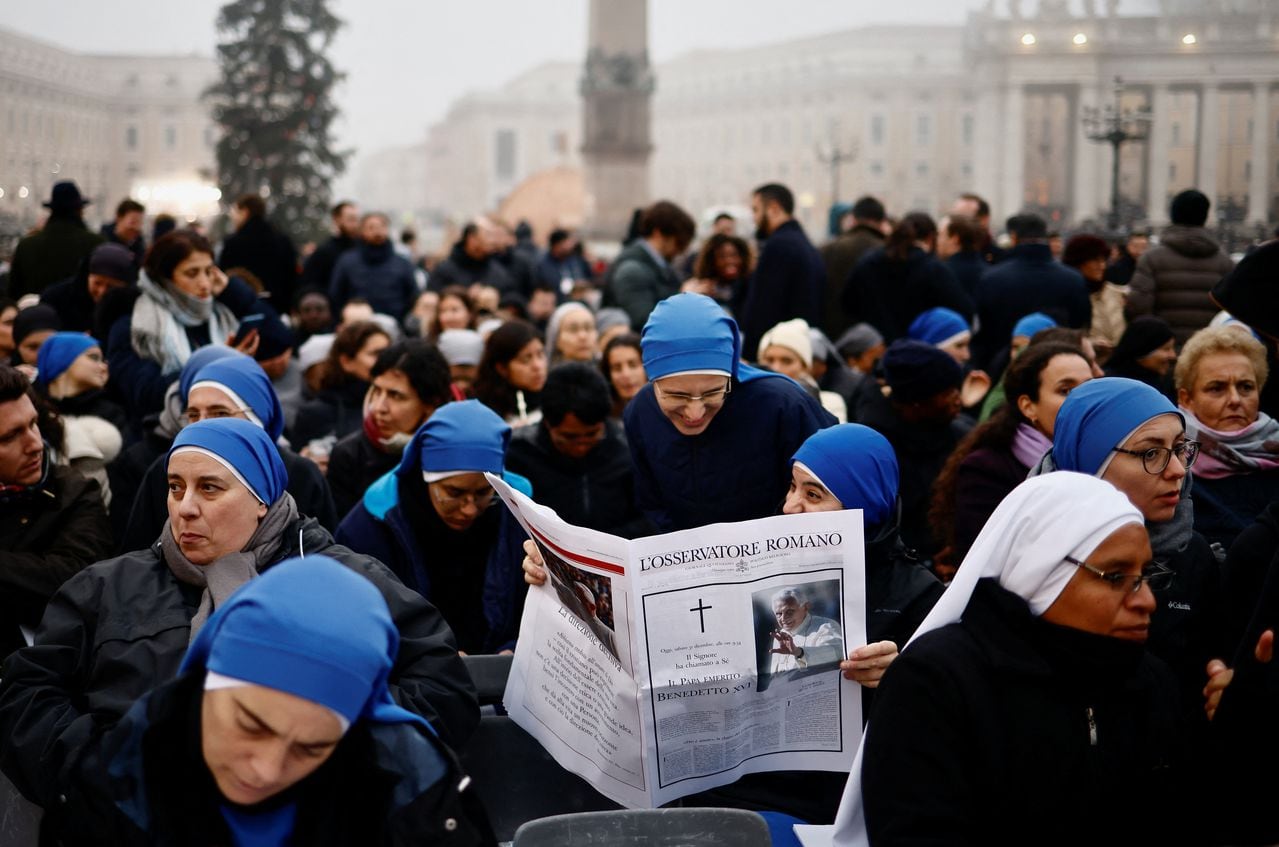 Las monjas leen un periódico L'Osservatore Romano en la Plaza de San Pedro el día del funeral del ex Papa Benedicto en el Vaticano