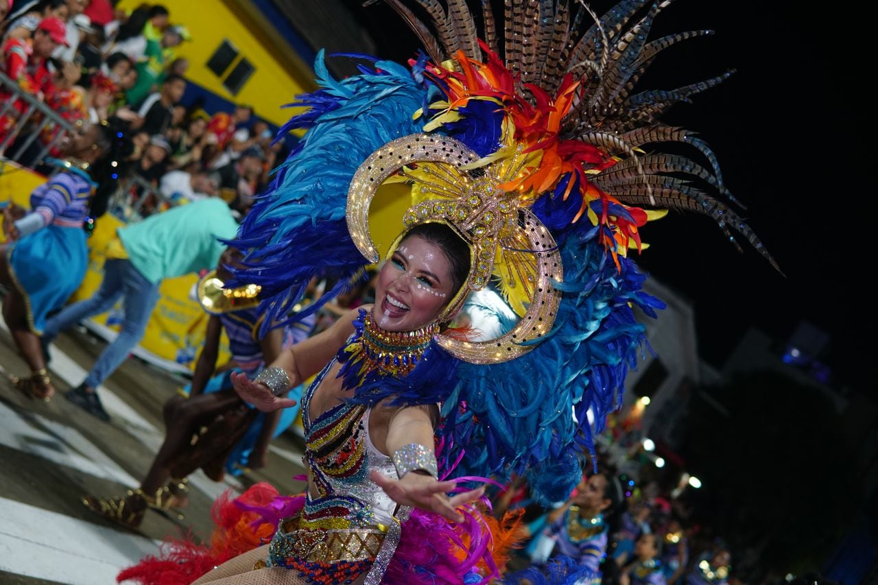 La exreina del Carnaval de Barranquilla 2022, Valeria Charris, asistió con su comitiva a la noche de Guacherna.
