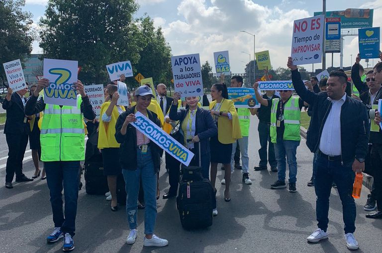 Funcionarios de Viva Air protestan contra la decisión de la Aerocivil.
