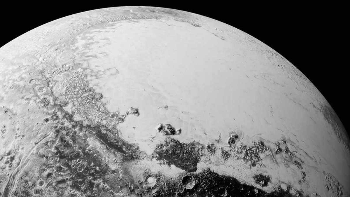 Las dunas se forman por el efecto del viento, pero en Plutón, la atmósfera es demasiado débil para permitir la formación de vientos.
