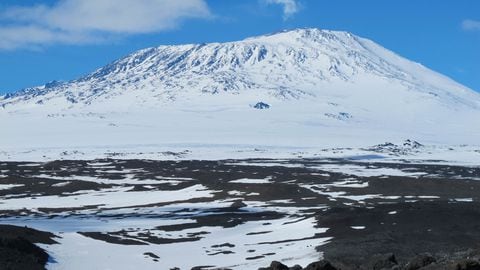 Volcán de la Antártida arroja 80 gramos de oro a diario