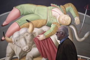El artista colombiano Fernando Botero camina el 22 de noviembre de 2017, junto a una de sus pinturas expuestas en el Hotel de Caumont, en Aix en Provence, sur de Francia, como parte de la exposición "Botero, dialog avec Picasso" ("Botero, un diálogo con Picasso").