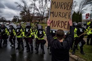 Los manifestantes se enfrentan a la policía por la muerte a tiros de Daunte Wright en un mitin en el Departamento de Policía de Brooklyn Center en Brooklyn Center, Minnesota, el lunes 12 de abril de 20121. Foto: Richard Tsong-Taatarii / Star Tribune vía AP.