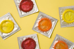 La FDA aprobó el primer condón avalado para tener sexo anal. El uso del condón puede prevenir enfermedades de transmisión sexual. Foto: Getty Images.