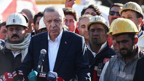 El presidente turco Erdogan visita la mina de carbón en el norte de Turquía.