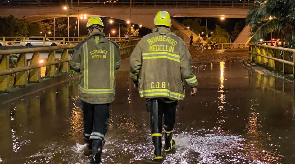 Bomberos de Medellín atendieron inundaciones en la ciudad por colapso de tubería.