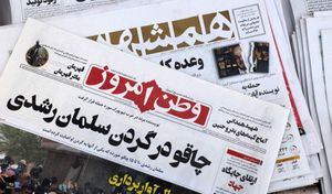 La prensa de Irán registró en primera plana el acto terrorista ocurrido en New York. El titular dice "Cuchillo en el cuello de Salman Rushdie"