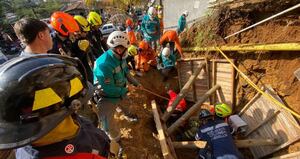 Labores para rescatar a dos personas sepultadas por un deslizamiento de tierra en Medellín.