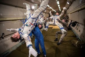 Los participantes del vuelo espacial Yusaku Maezawa y Yozo Hirano y el participante de respaldo Shun Ogiso realizan un vuelo de gravedad cero mientras se entrenan antes de la expedición a la Estación Espacial Internacional en la región de Moscú, Rusia, el 28 de septiembre de 2021.Foto Reuteres /  Space Adventures/Handout.