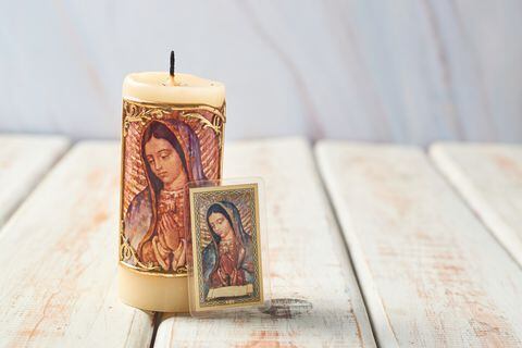 Hay algunos elementos esenciales para construir un buen altar para la Virgen de Guadalupe.