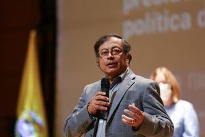 BOGOTÁ, COLOMBIA - 21 DE SEPTIEMBRE: Los precandidatos presidenciales Gustavo Petro en un debate sobre las Políticas de Drogas en Colombia en la Universidad de los Andes en Bogotá, Colombia, el 21 de septiembre de 2021. Las Elecciones Presidenciales de Colombia de 2022 se llevarán a cabo el El 29 de mayo de 2022, en él se elegirá el Presidente y Vicepresidente del país para el período 2022-2026. (Foto de Juan David Moreno / Agencia Anadolu a través de Getty Images)