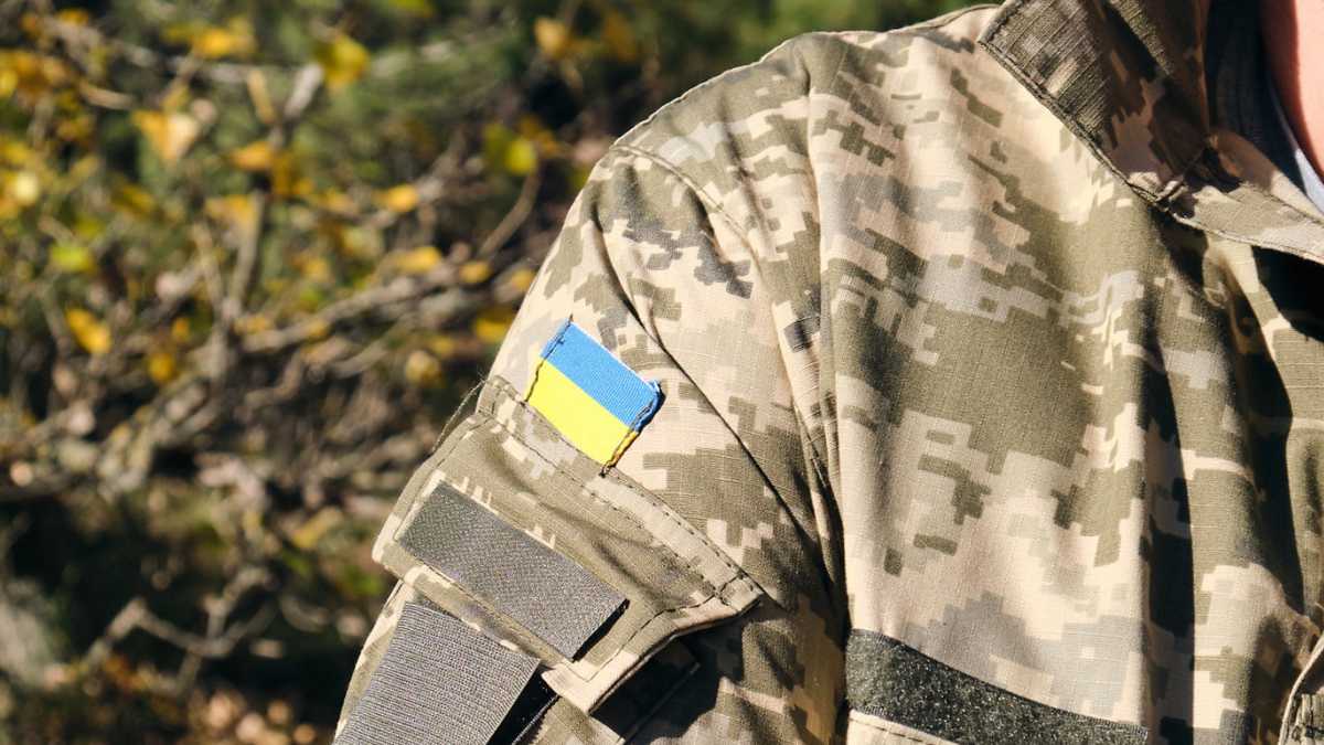 Abuelita cose chalecos antibalas para el ejército ucraniano 